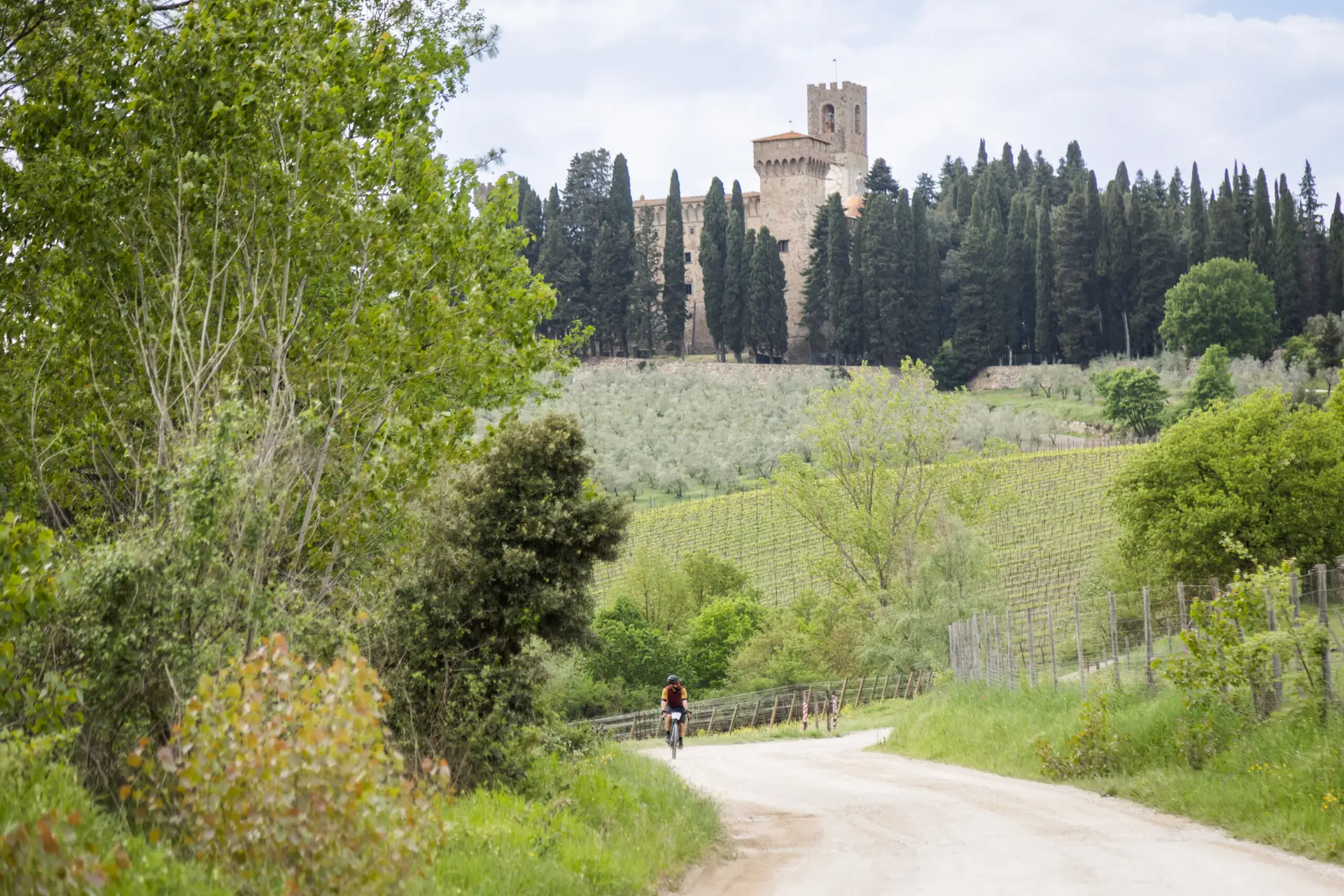 bike hotel borgo toscano colline verdi e torri medievali