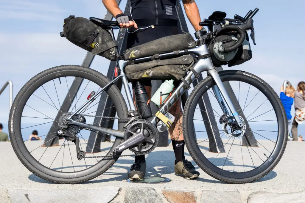 giant defy advanced pro 1 bikepacking apidura