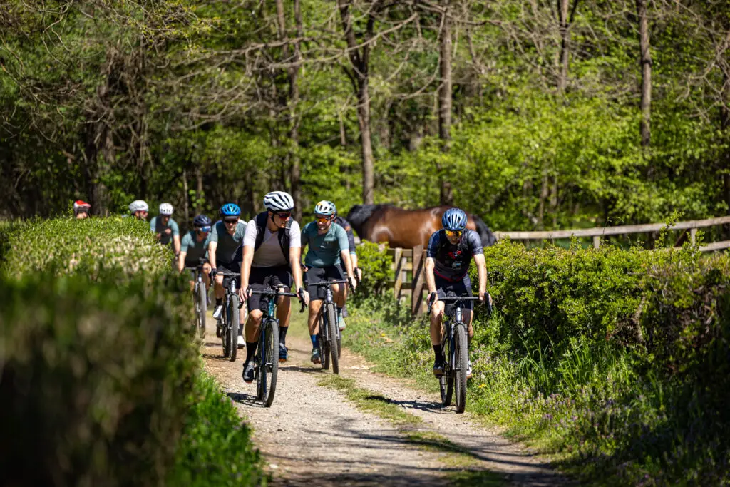 Gruppo di ciclisti in un tour in bicicletta