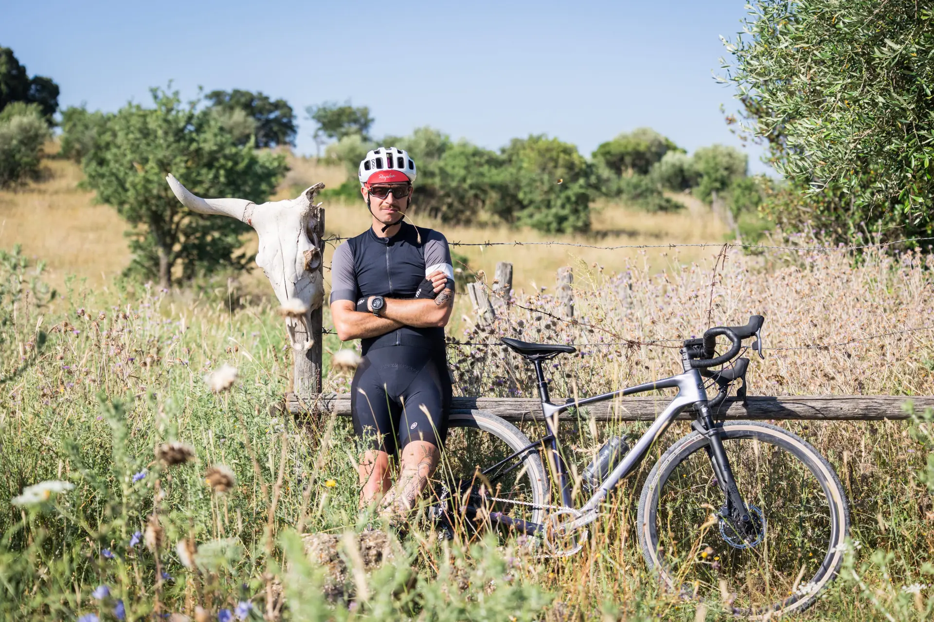 ciclista e panorama di campagna