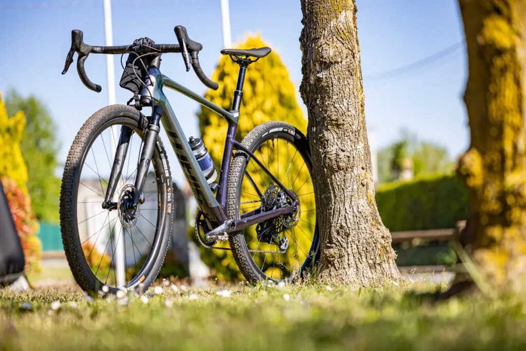 bicicletta gravel su sfondo natura