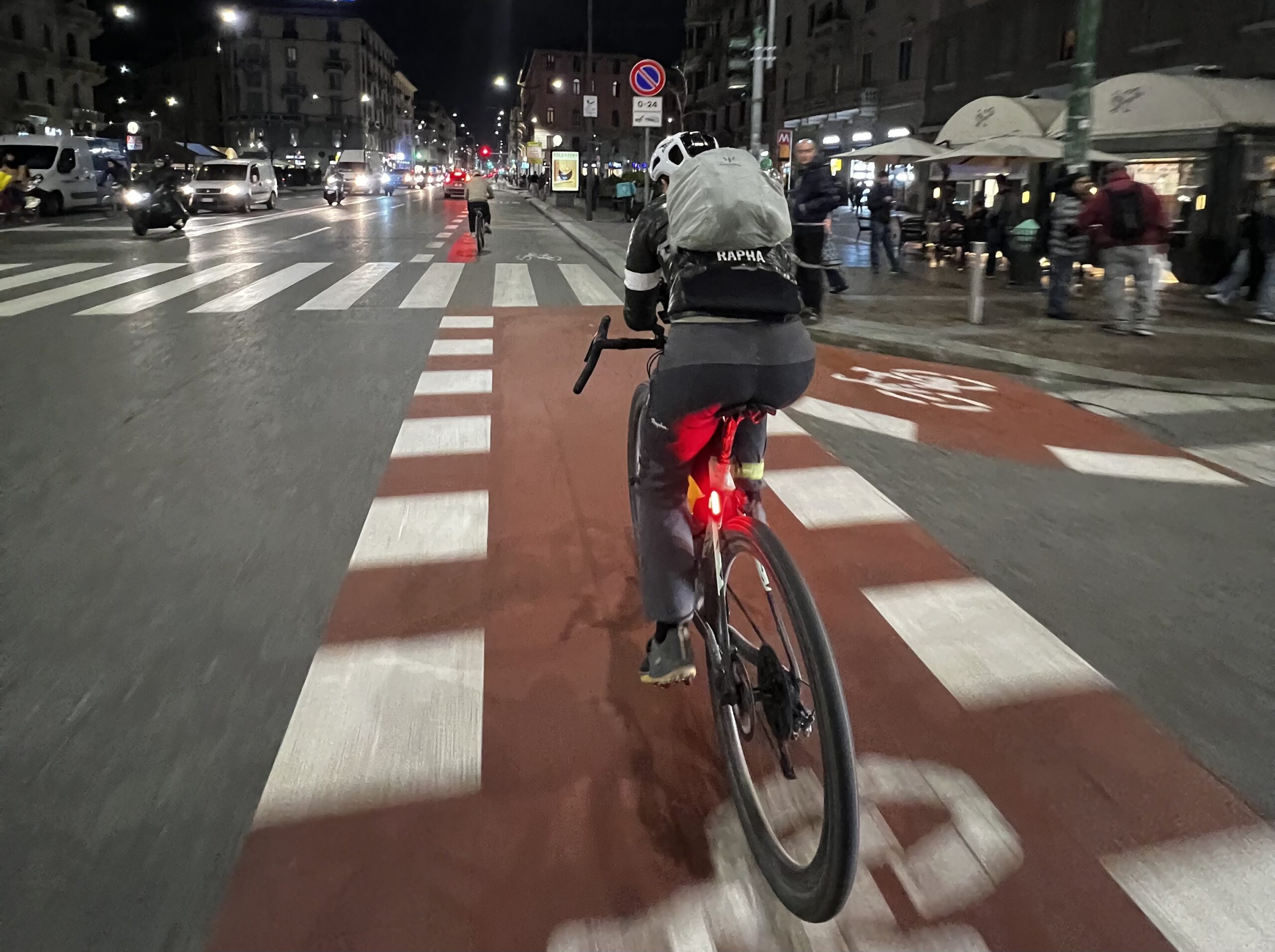 ciclista su sfondo urbano