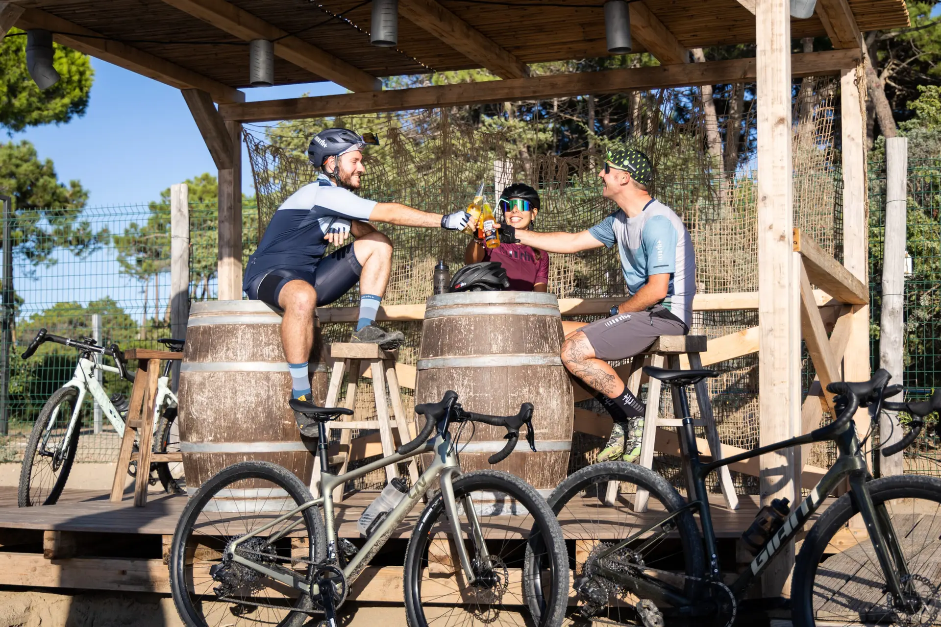 ciclisti fanno aperitivo sulla spiaggia