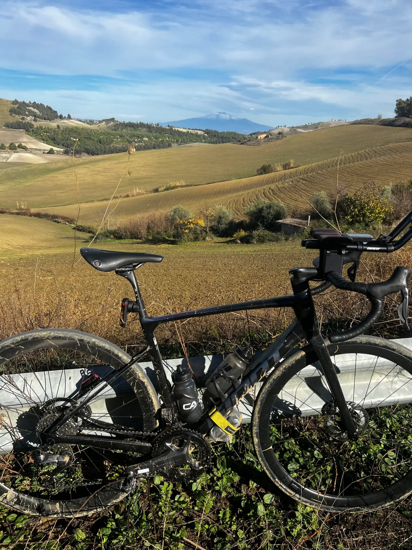 Bici Giant Defy con Vulcano Etna sullo sfondo